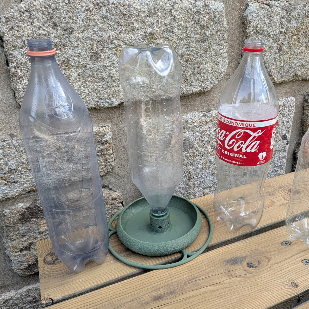 Abreuvoir à oiseaux pour bouteille de soda modèle "L'Oasis" La Buse Qui File