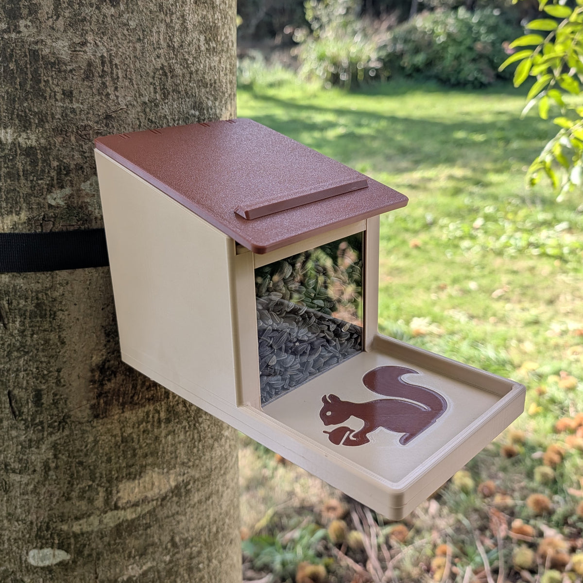 Squirrel feeder with seed reservoir - "La Canopée"