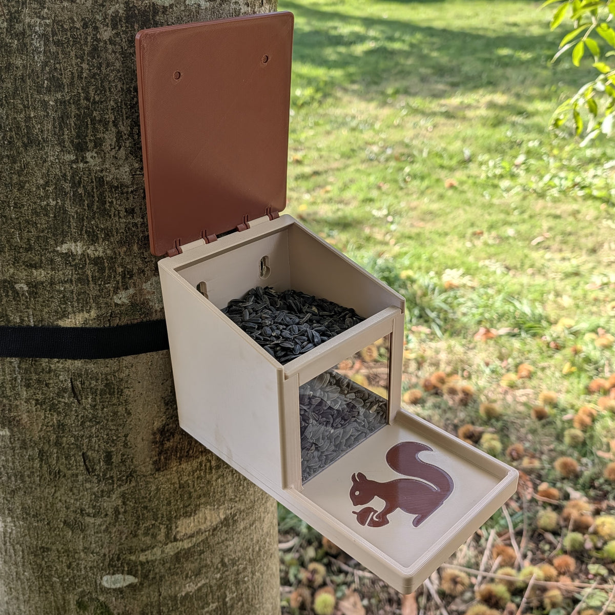 Squirrel feeder with seed reservoir - "La Canopée"