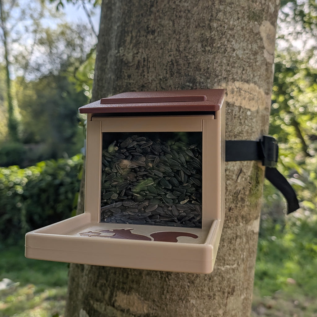 Squirrel feeder with seed reservoir - "La Canopée"