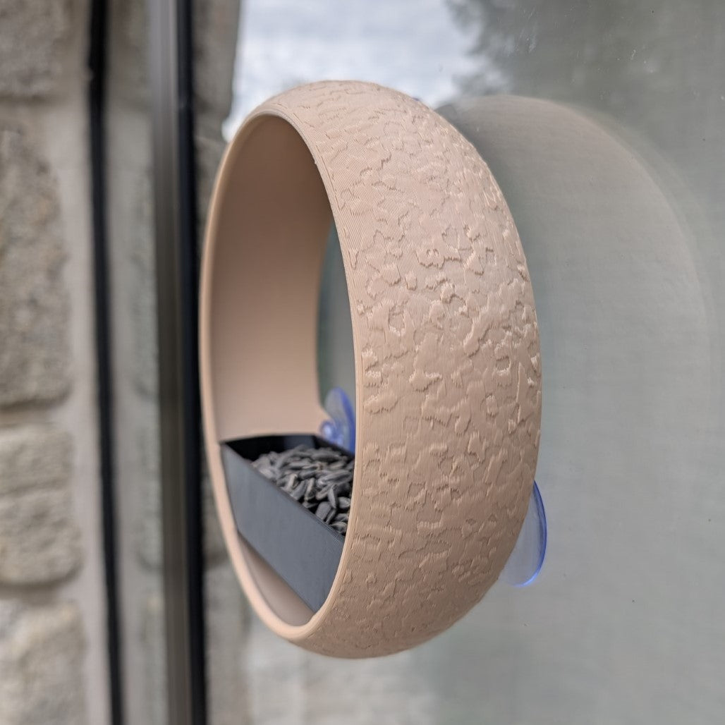 Zweifarbige Vogelfutterstation für Fenster im modernen Design, Modell „Der Fensterring“