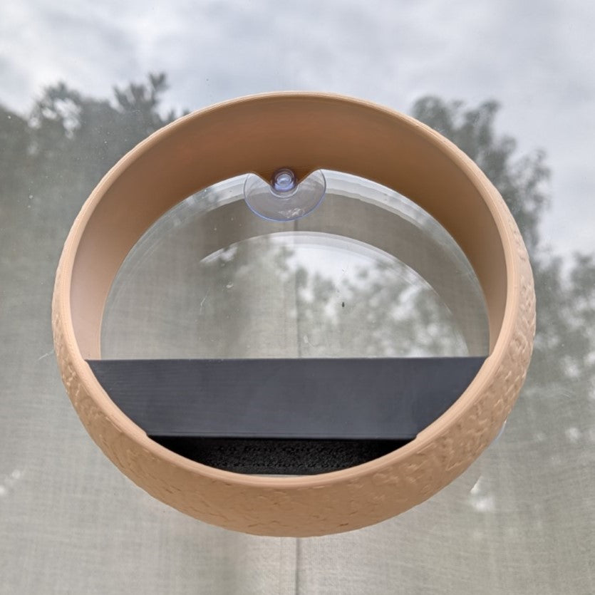 Zweifarbige Vogelfutterstation für Fenster im modernen Design, Modell „Der Fensterring“