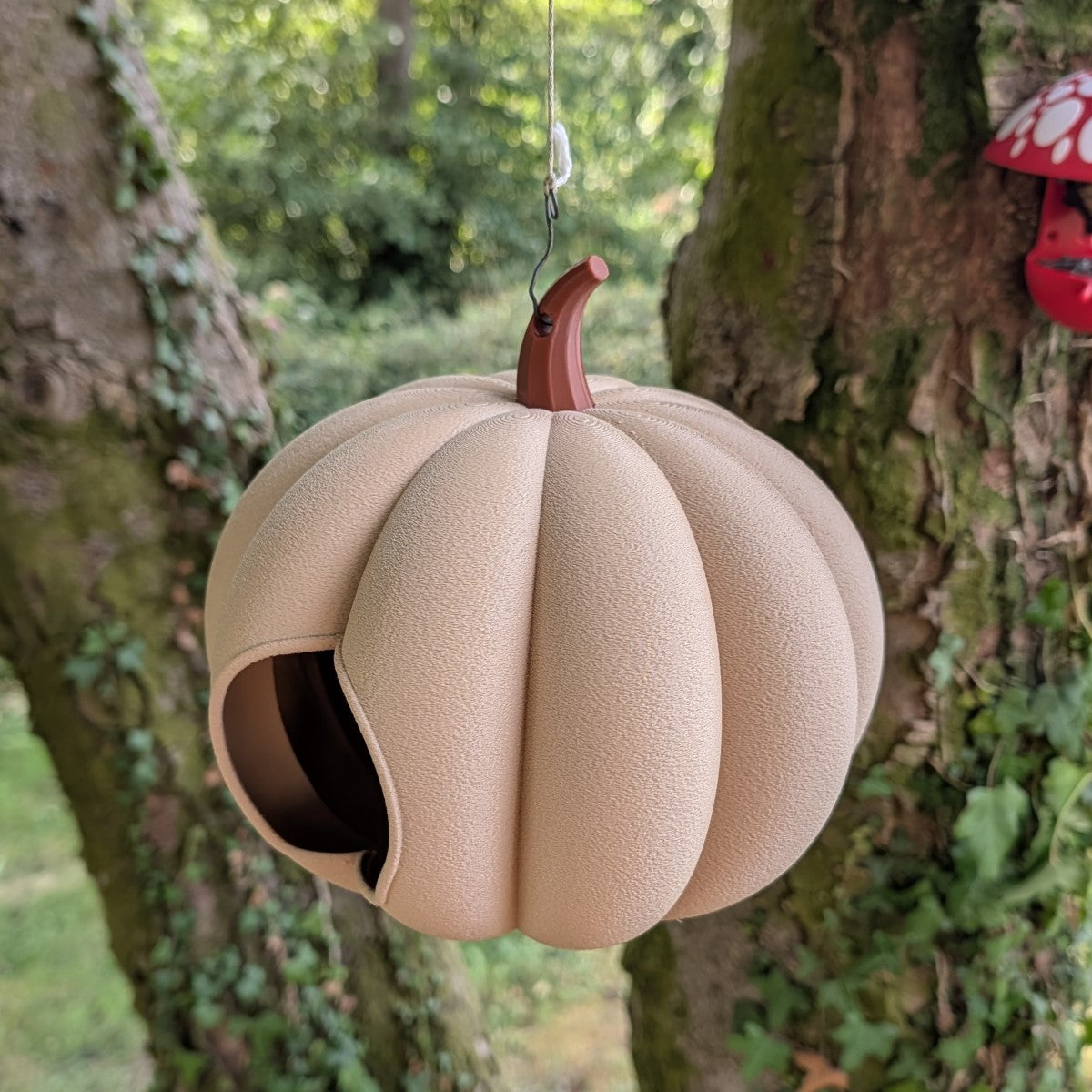 "The Pumpkin" Hanging Bird Feeder – Handcrafted & Eco-designed