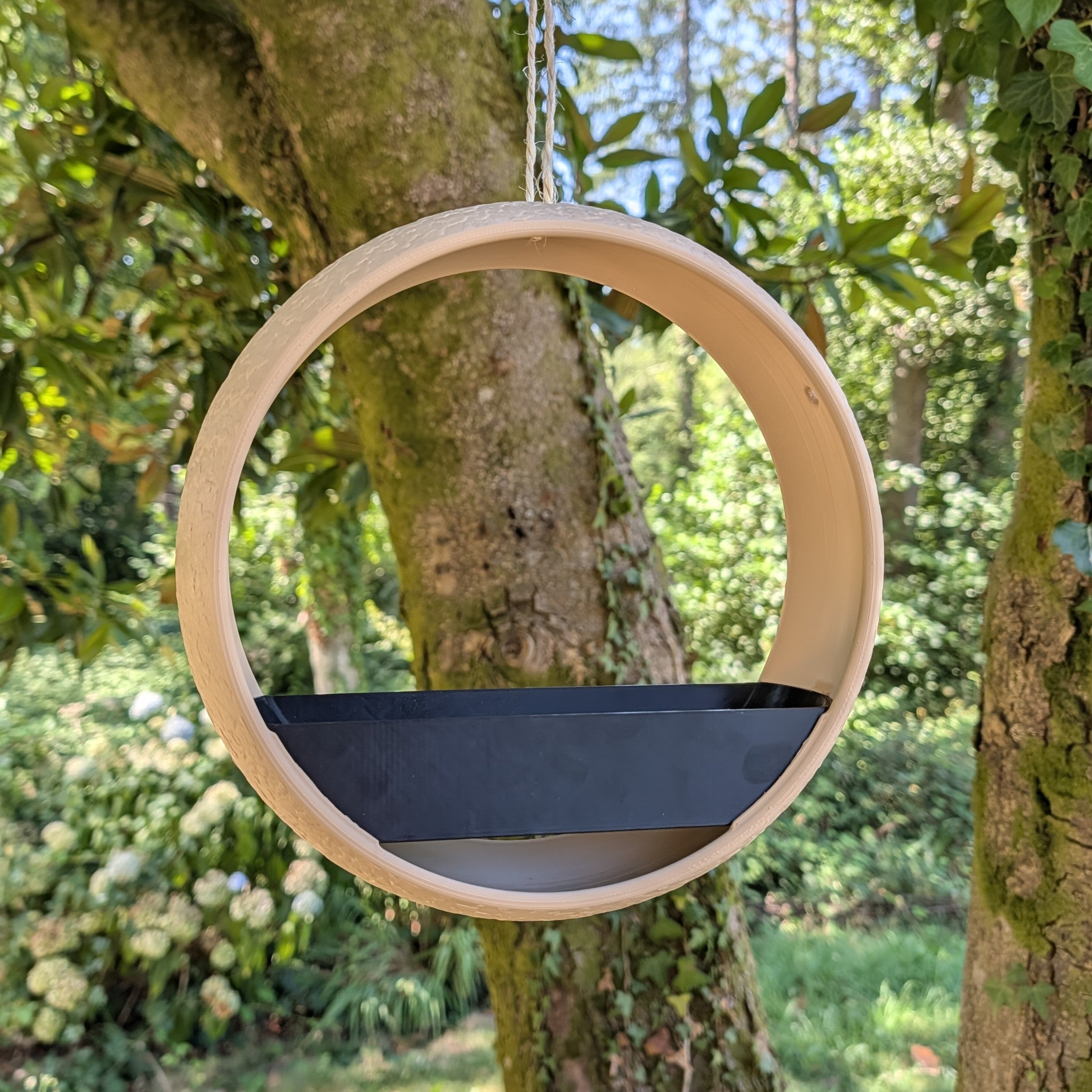 Mangeoire à oiseaux bicolore design moderne modèle "L'Anneau" La Buse Qui File