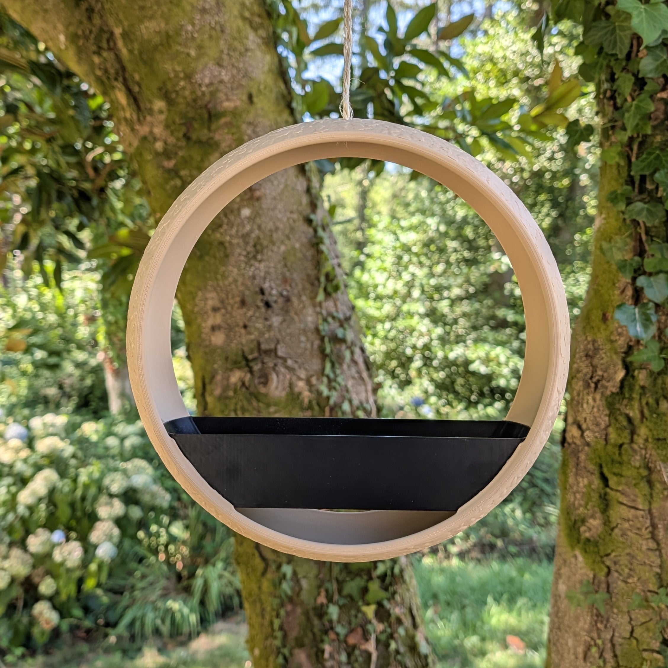 Mangeoire à oiseaux bicolore design moderne modèle "L'Anneau" La Buse Qui File