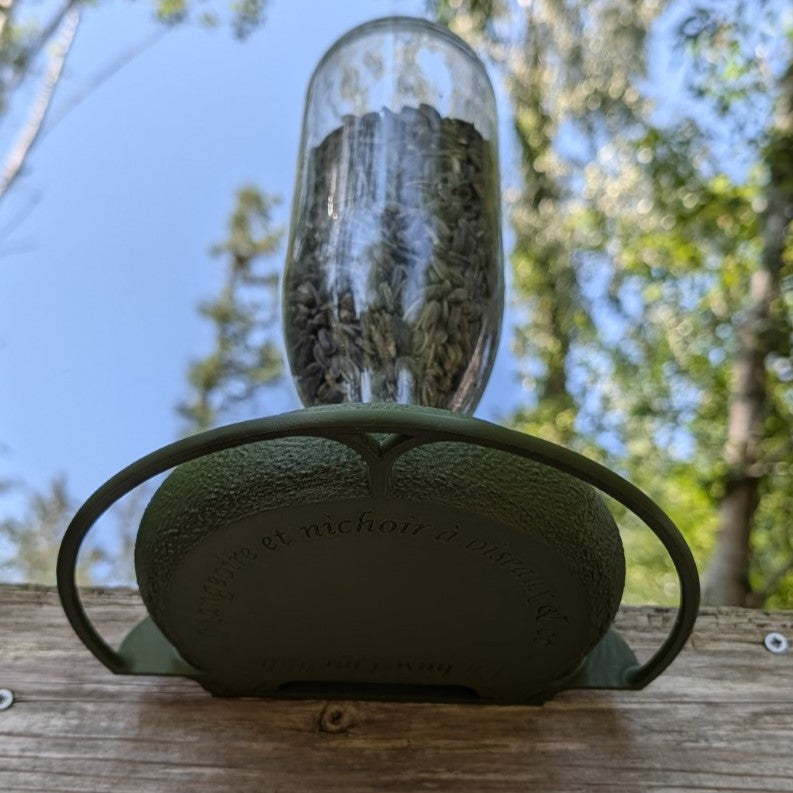 Mangeoire à oiseaux pour bouteille en verre de jus 1L T048 modèle "Le Silo mural" La Buse Qui File