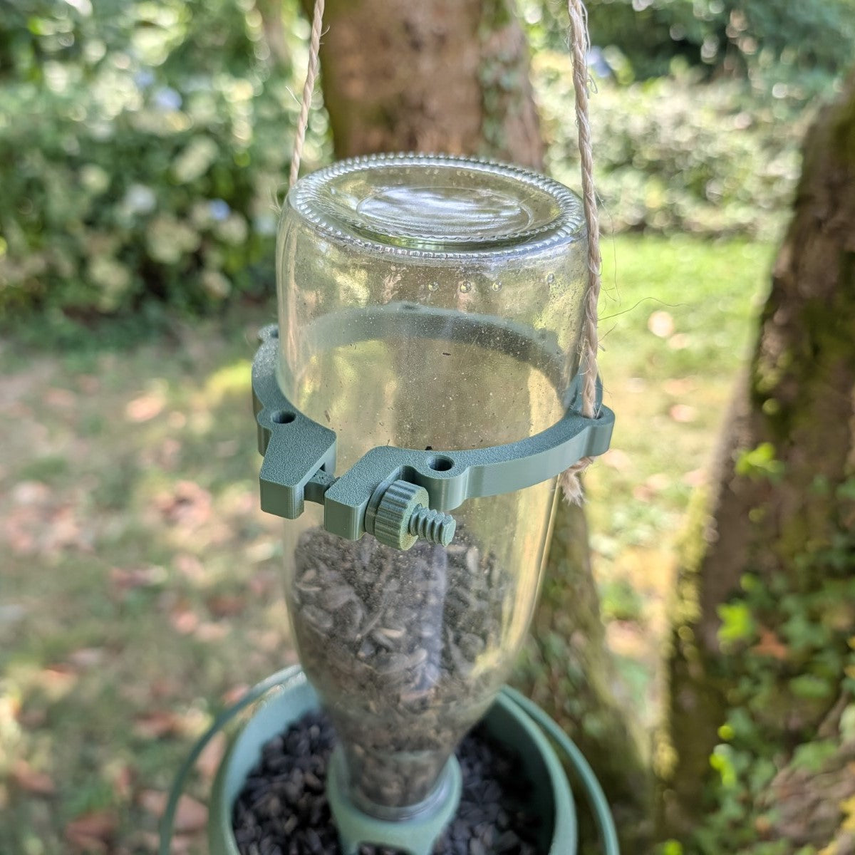 Mangeoire à oiseaux pour bouteille en verre de jus 1L T048 modèle "Le Silo" La Buse Qui File