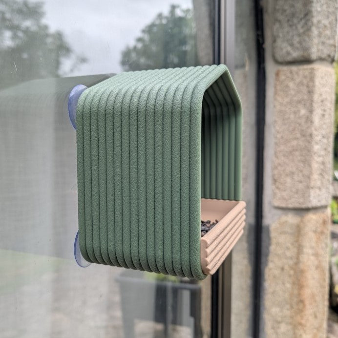 Mangeoire à oiseaux pour fenêtre modèle cabane La Buse Qui File